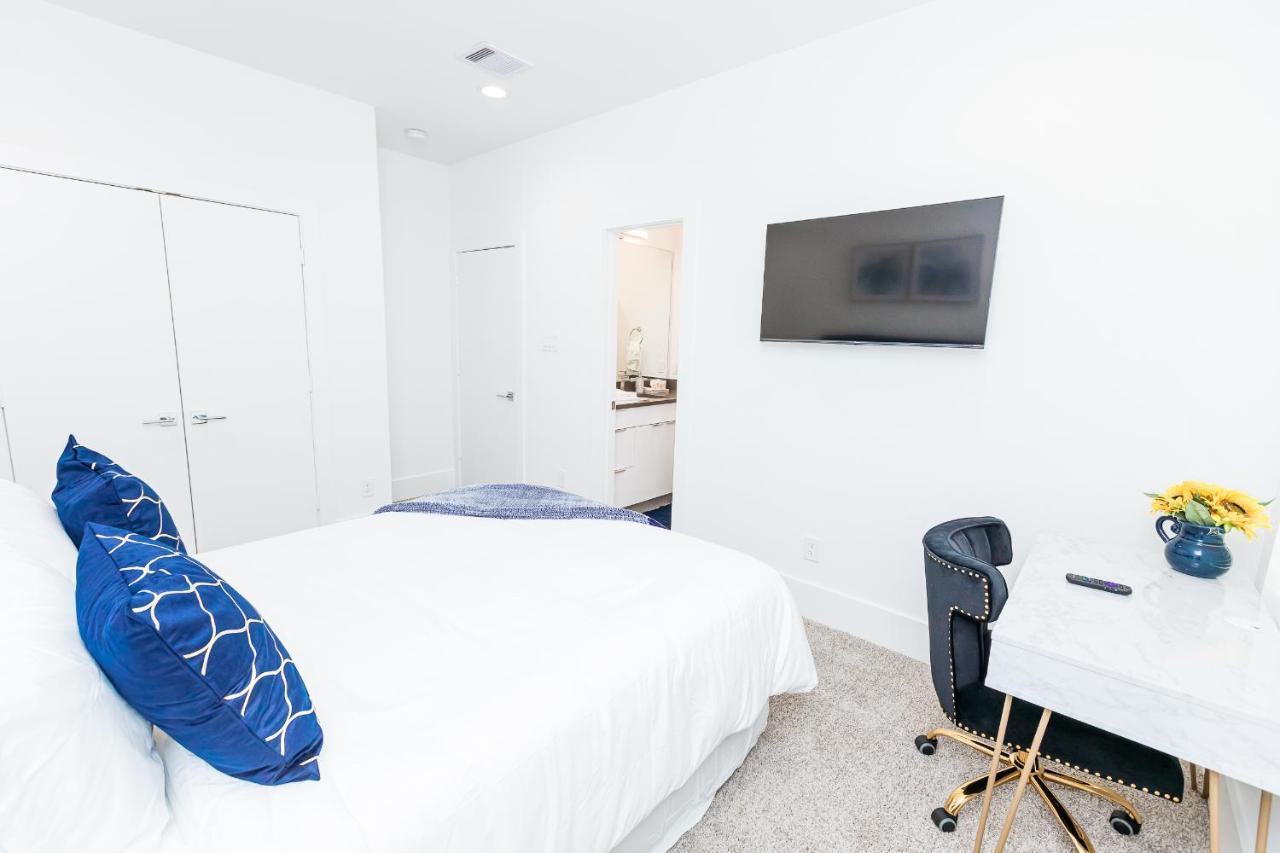 Beautifully Decorated, Modern Downtown Holiday home