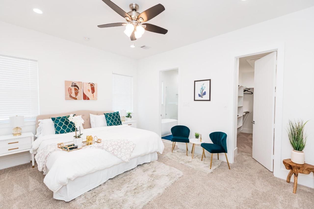 Beautifully Decorated, Modern Downtown Houston