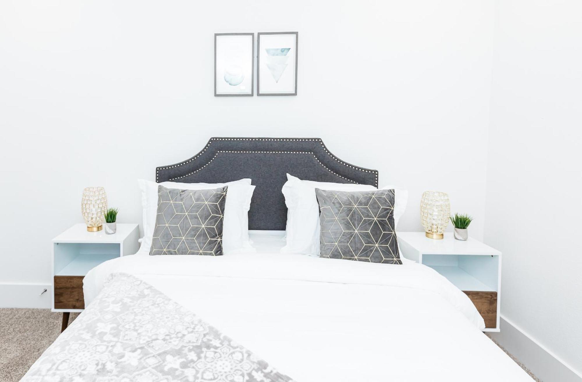 Beautifully Decorated, Modern Downtown Holiday home