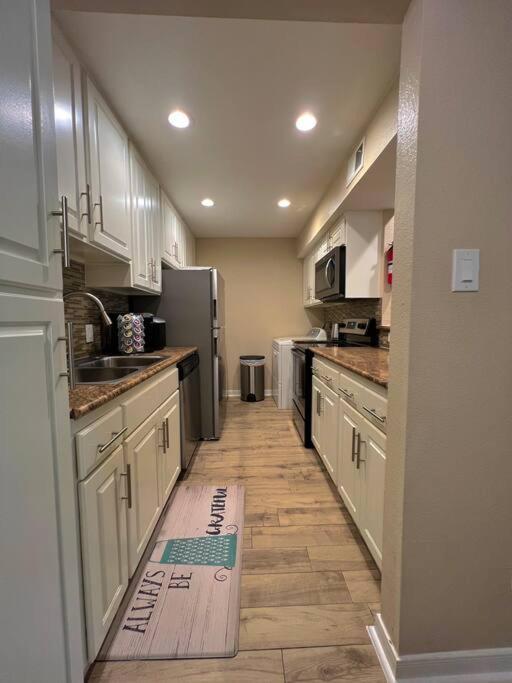 Apartment Beautiful/spacious 2 Bedroom Near Galleria