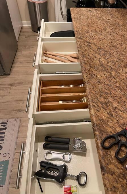 Beautiful/spacious 2 Bedroom Near Galleria