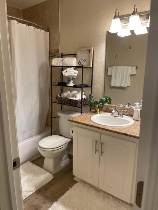 Beautiful/spacious 2 Bedroom Near Galleria Apartment *