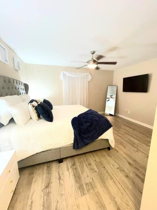 Beautiful/spacious 2 Bedroom Near Galleria *