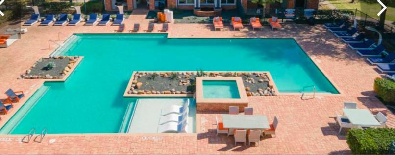 A Lovely 2 Bedroom 2 Full Bath Unit With Desk And Den, Car Available Apartment Houston