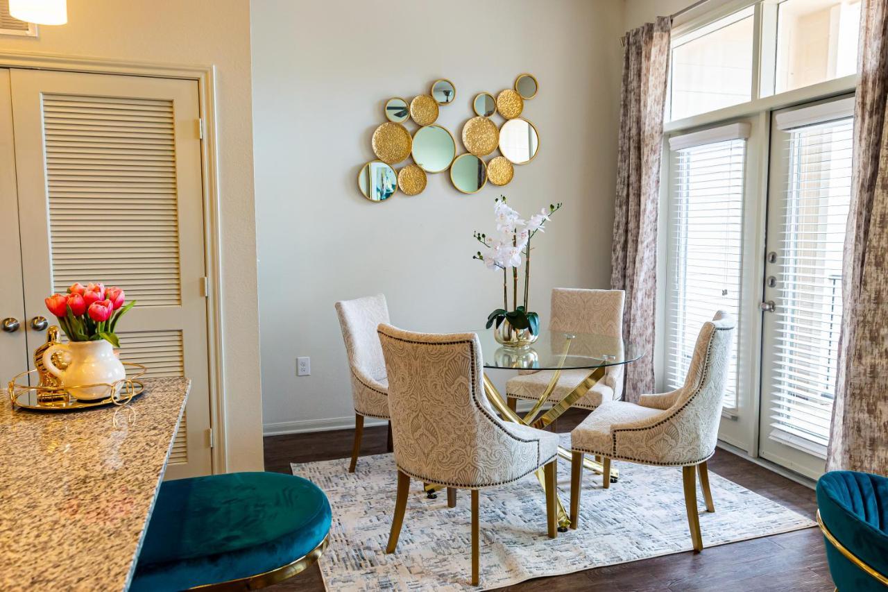 Luxe And Cozy Apt Walk To Nrg In Tx Medical Center Apartment Houston