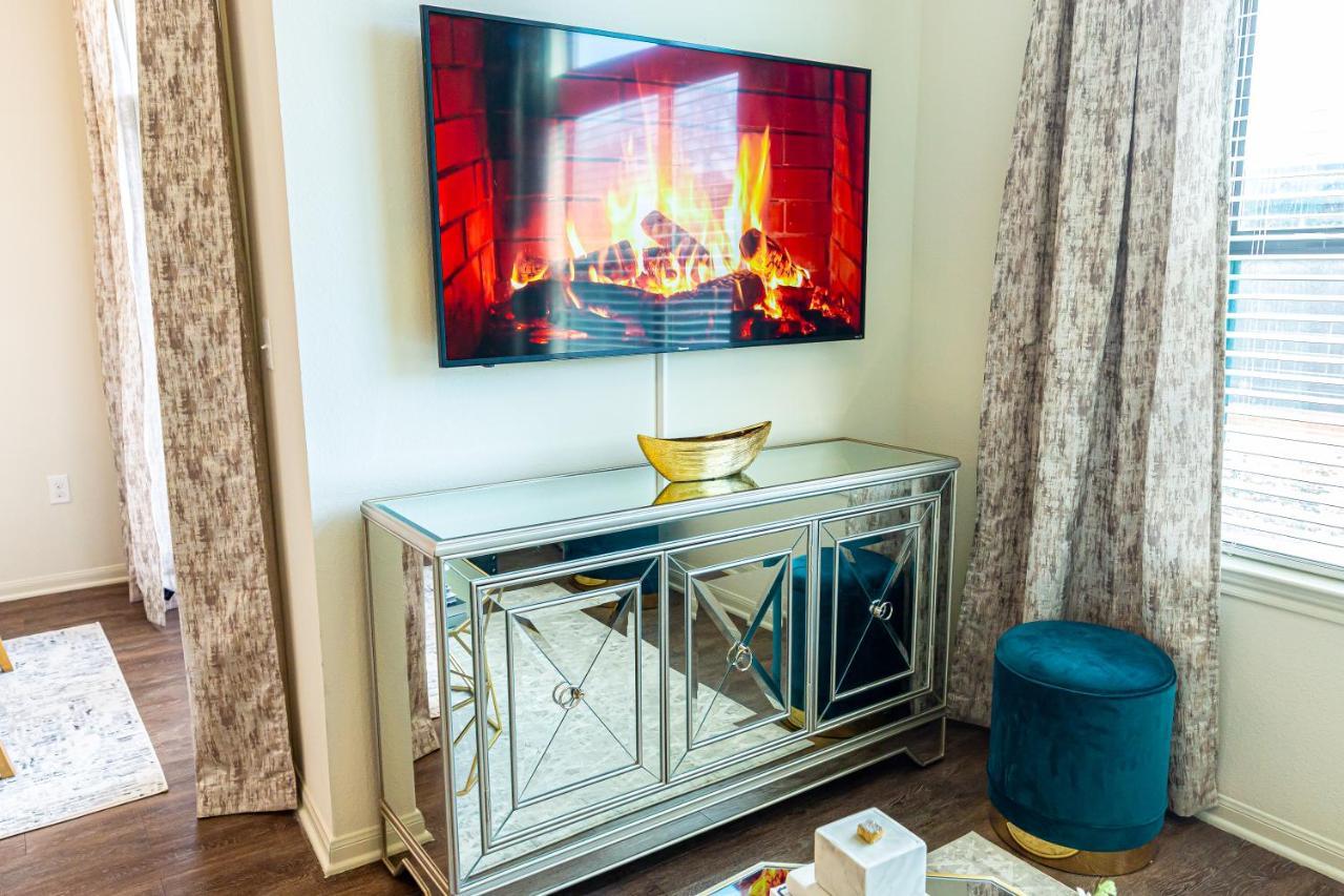 Luxe And Cozy Apt Walk To Nrg In Tx Medical Center Apartment Houston