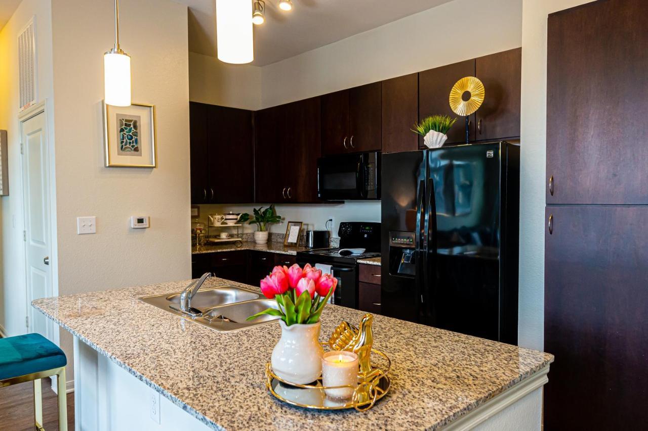 Luxe And Cozy Apt Walk To Nrg In Tx Medical Center Apartment