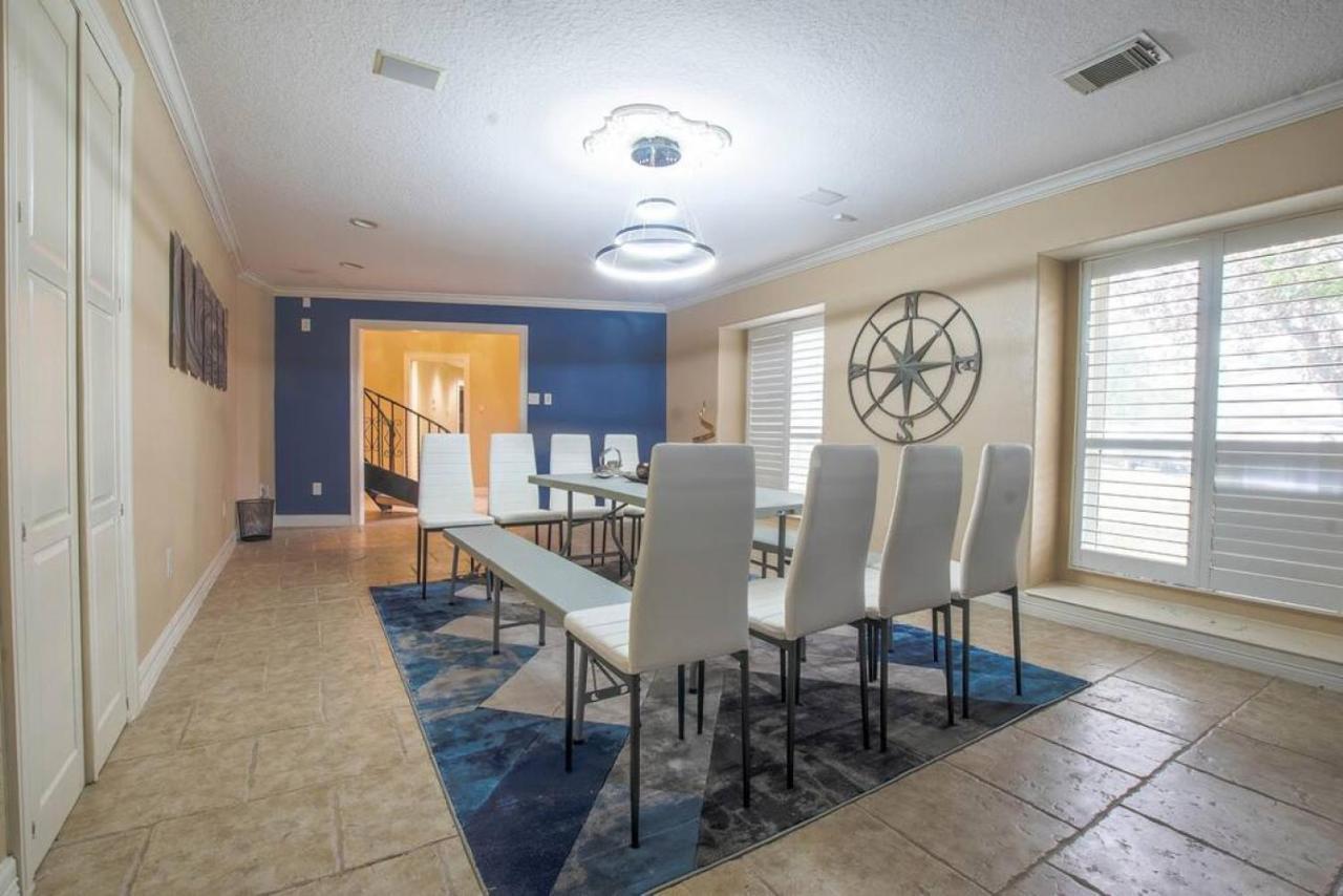 Huge 6 Bedroom With Pool, Spa, 85 Inch Tv, Game Holiday home Houston