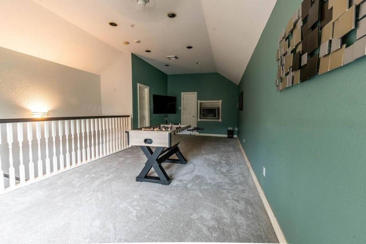 Huge 6 Bedroom With Pool, Spa, 85 Inch Tv, Game Holiday home Houston