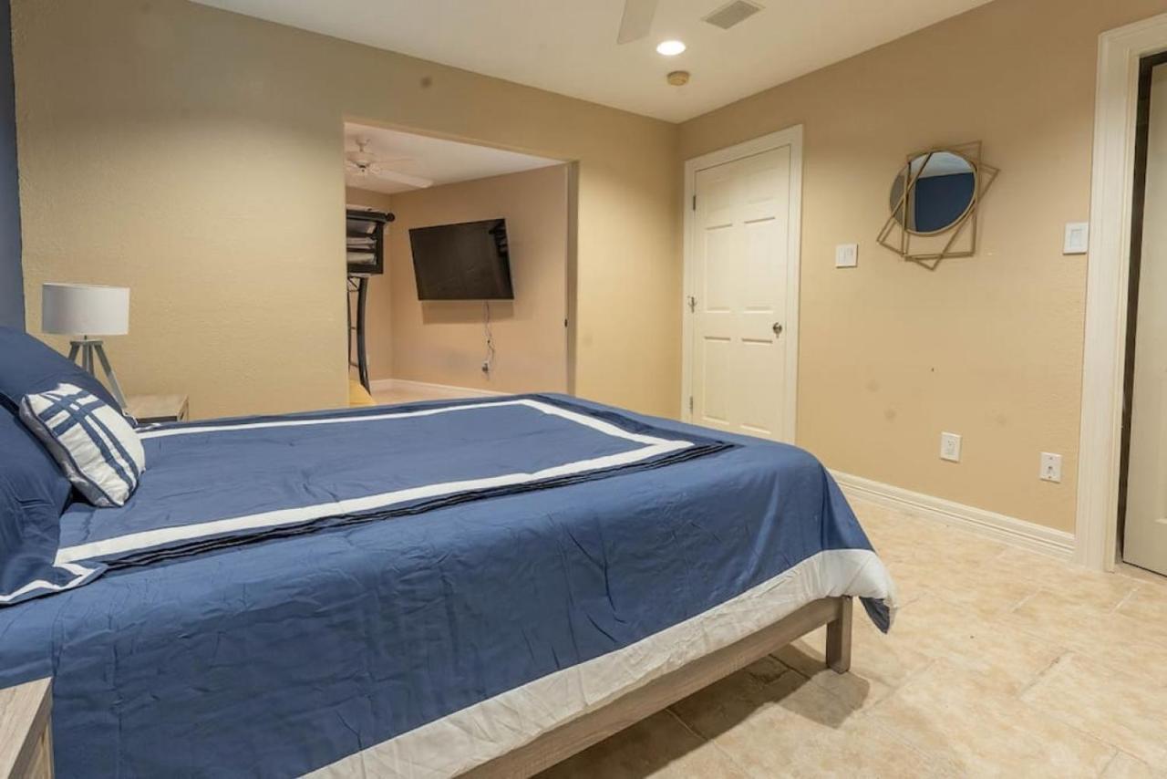 Huge 6 Bedroom With Pool, Spa, 85 Inch Tv, Game Holiday home Houston