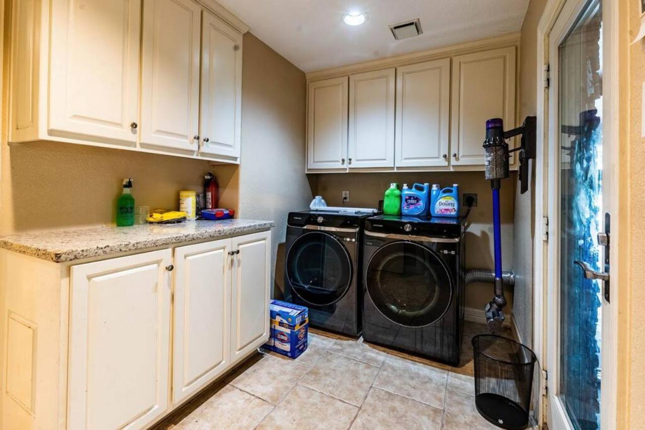 Huge 6 Bedroom With Pool, Spa, 85 Inch Tv, Game Holiday home Houston