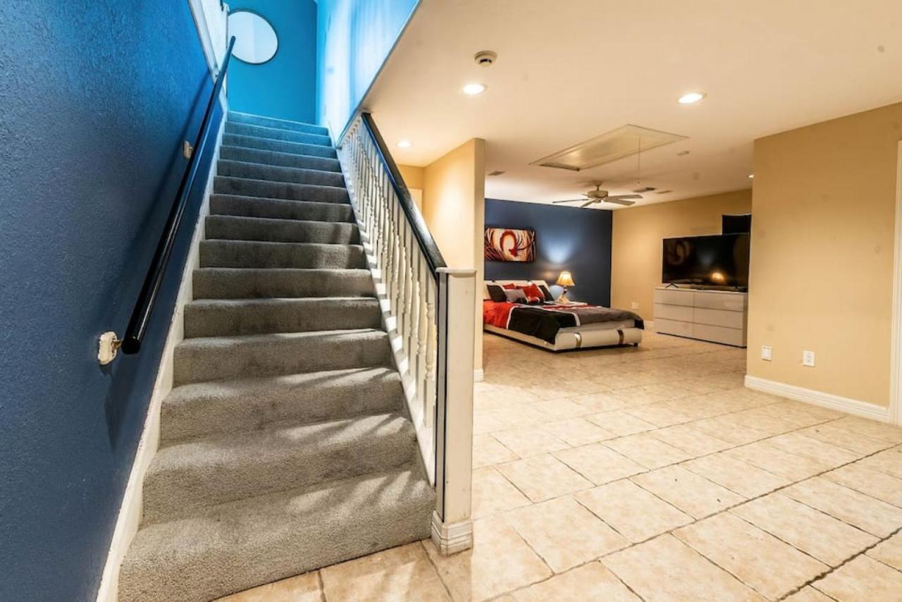 Huge 6 Bedroom With Pool, Spa, 85 Inch Tv, Game Holiday home Houston