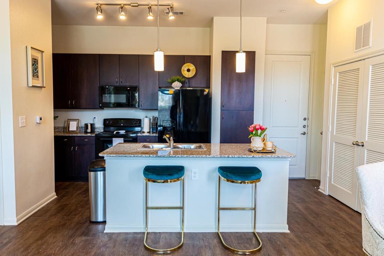 Luxe And Cozy Apt Walk To Nrg In Tx Medical Center Houston