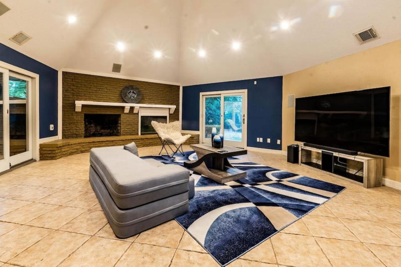 Huge 6 Bedroom With Pool, Spa, 85 Inch Tv, Game Holiday home *
