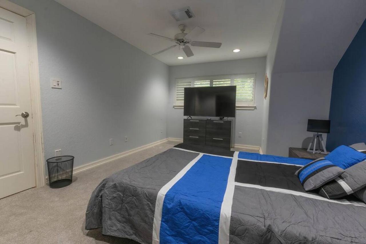 Huge 6 Bedroom With Pool, Spa, 85 Inch Tv, Game Holiday home Houston