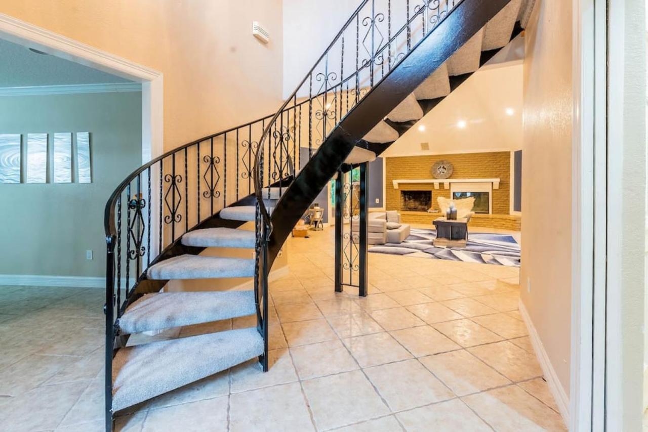 Huge 6 Bedroom With Pool, Spa, 85 Inch Tv, Game Holiday home Houston
