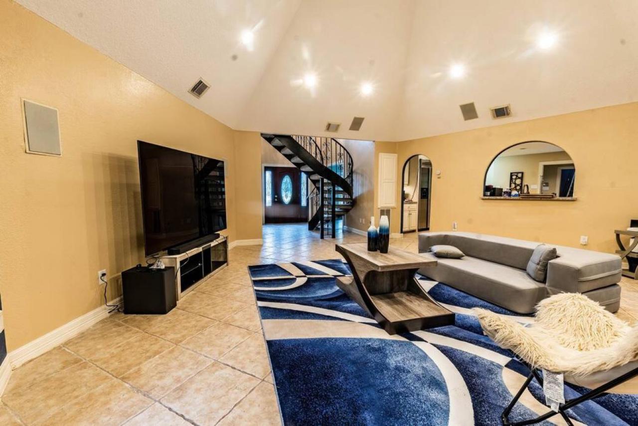 Huge 6 Bedroom With Pool, Spa, 85 Inch Tv, Game Holiday home