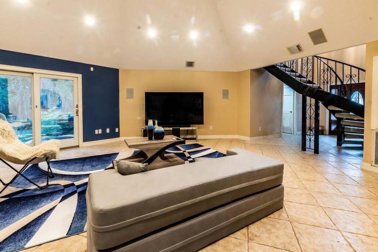 Huge 6 Bedroom With Pool, Spa, 85 Inch Tv, Game Holiday home