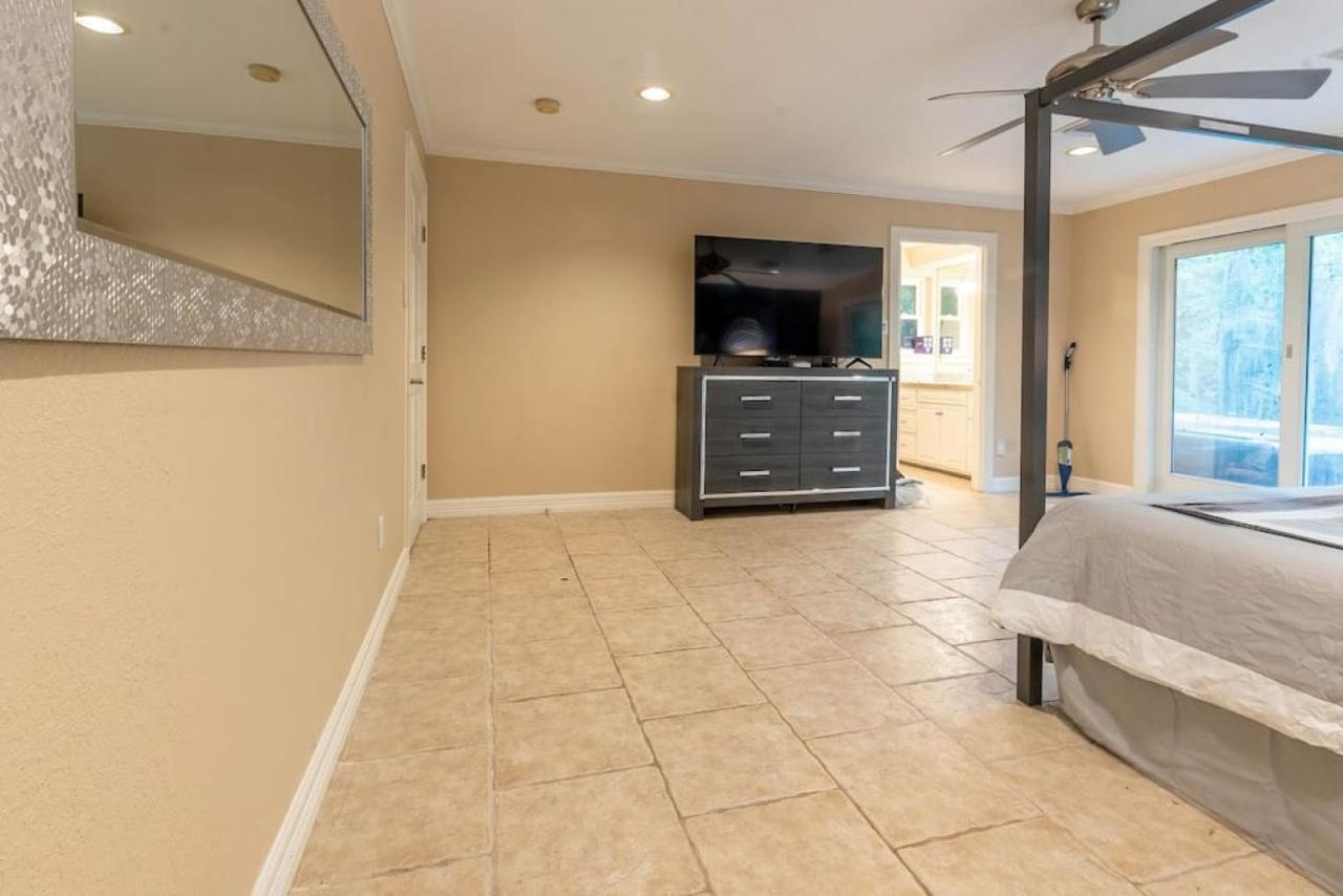 Huge 6 Bedroom With Pool, Spa, 85 Inch Tv, Game Holiday home Houston