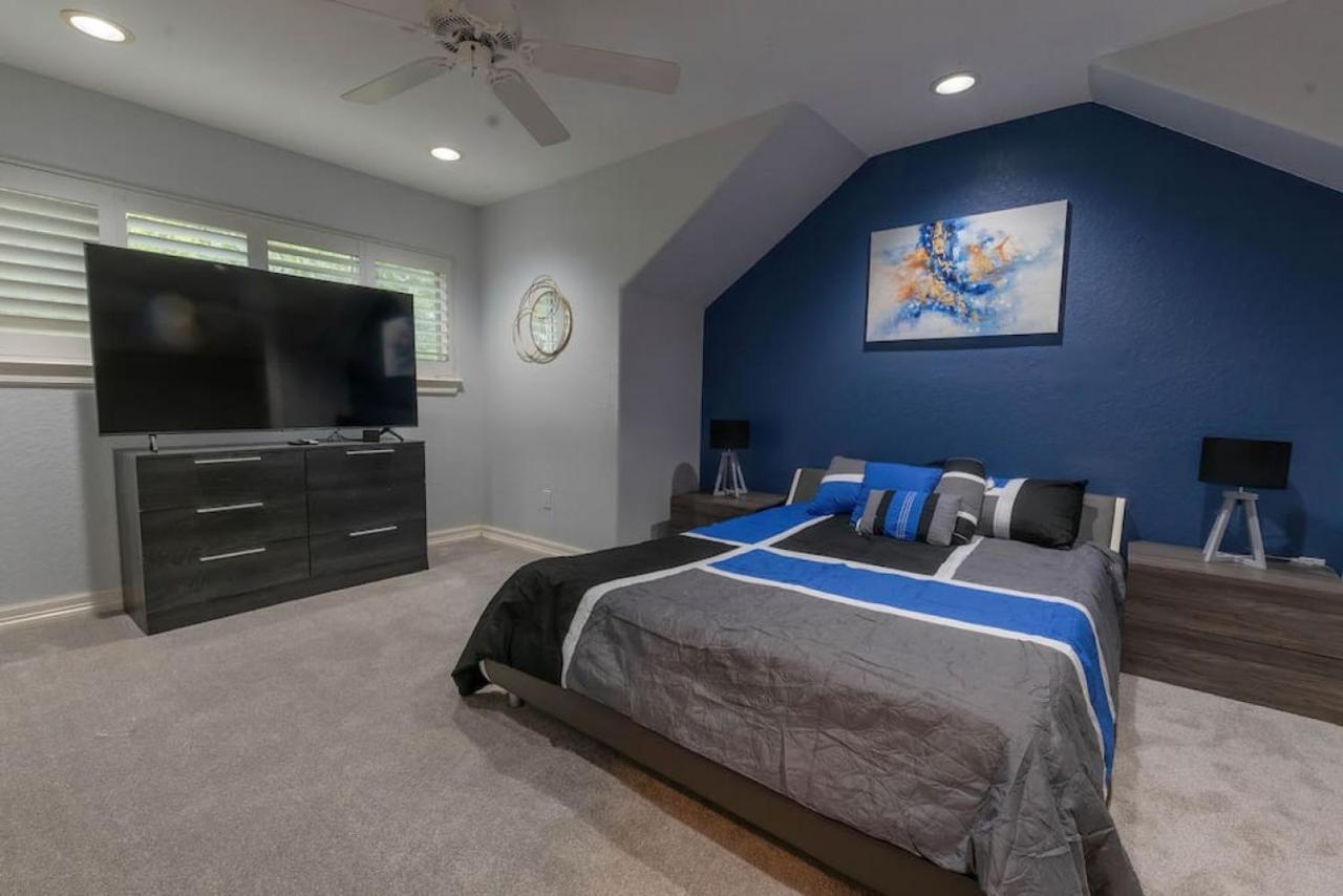 Huge 6 Bedroom With Pool, Spa, 85 Inch Tv, Game Holiday home Houston