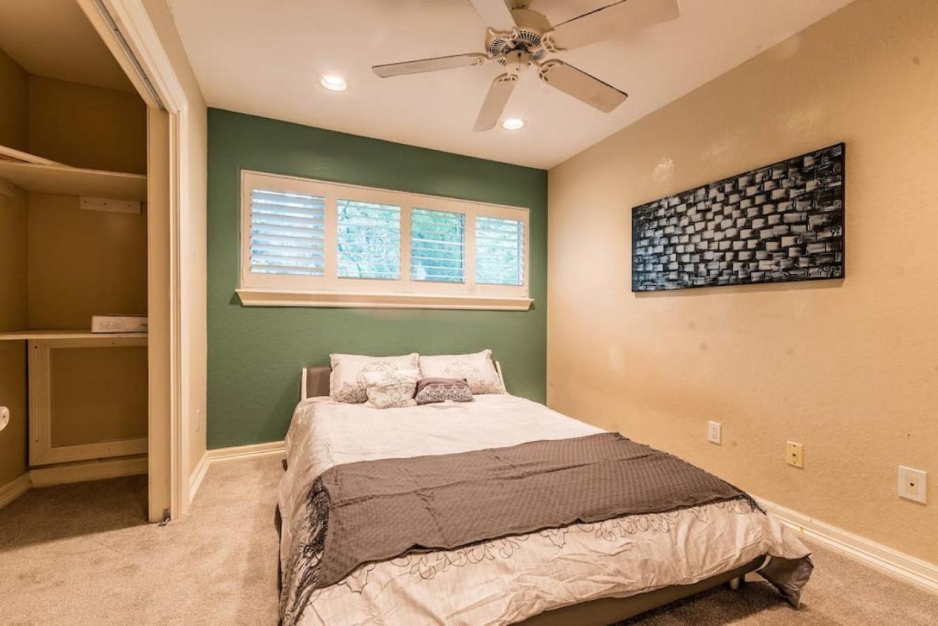 Huge 6 Bedroom With Pool, Spa, 85 Inch Tv, Game Holiday home Houston