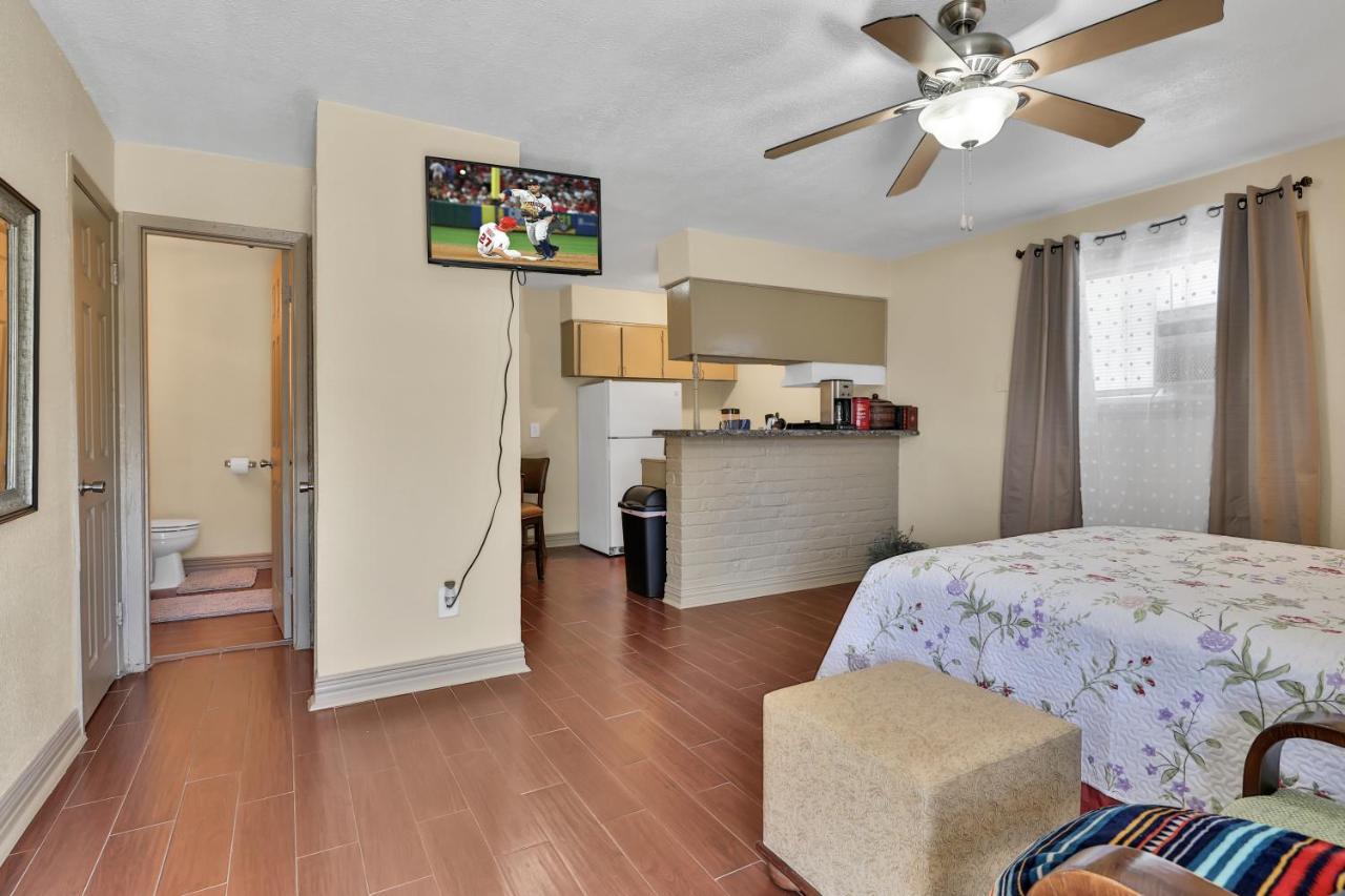 Cozy Studio With Yard Space * Houston