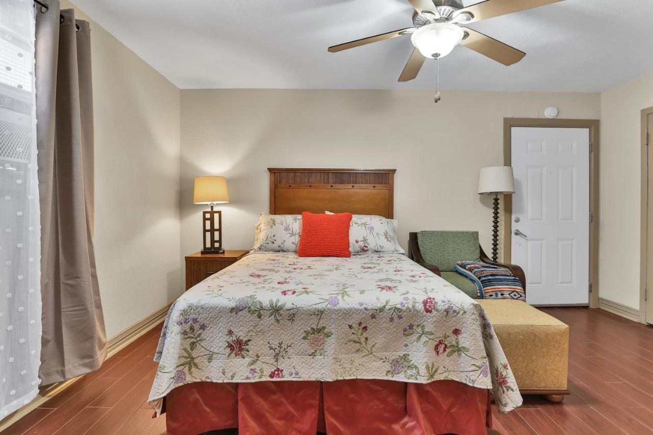 Cozy Studio With Yard Space Apartment Houston