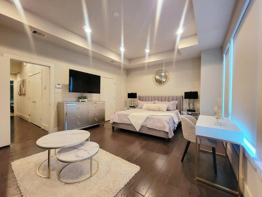 The Posh Haus - Downtown - Grb - King Bed *