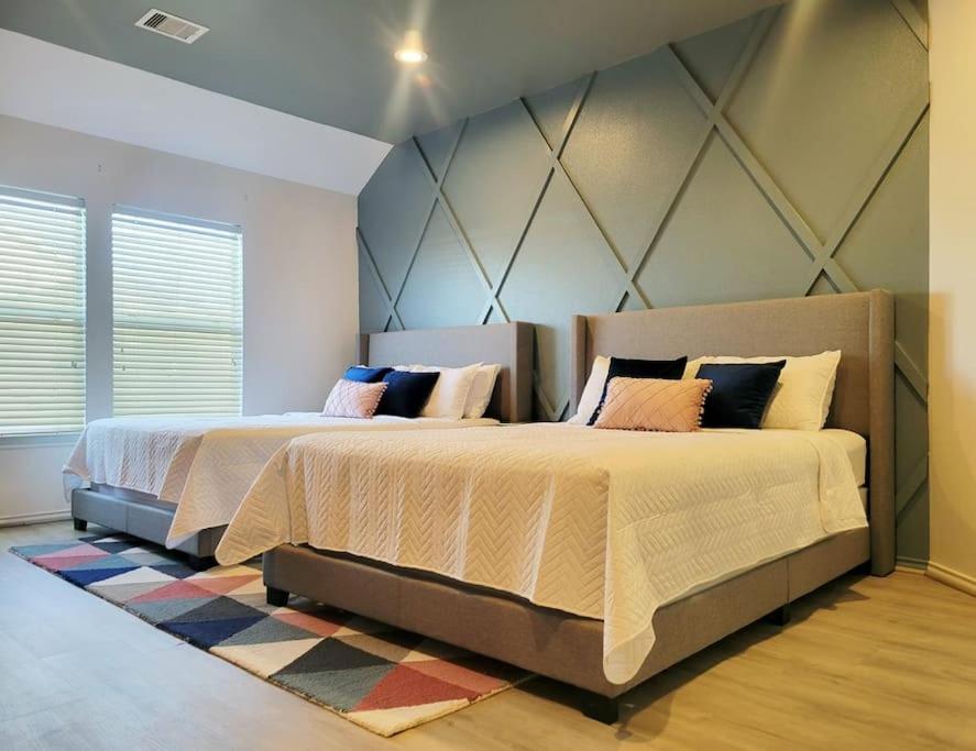 Haus Of Colours - 7 Beds - Grb - Downtown *