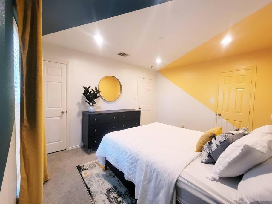 Haus Of Colours - 7 Beds - Grb - Downtown *