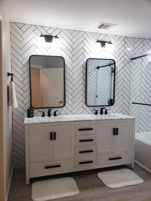 Haus Of Colours - 7 Beds - Grb - Downtown Holiday home *
