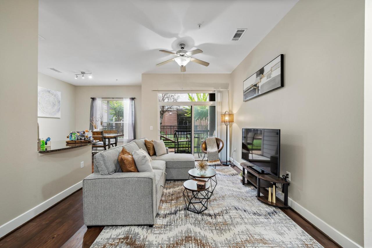 Corporate Unit City Centre, Energy Corridor Apartment