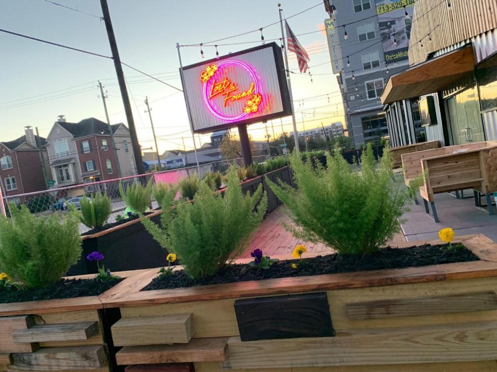 Stylish Escape - Unwind And Explore In The Heart Of Downtown! *