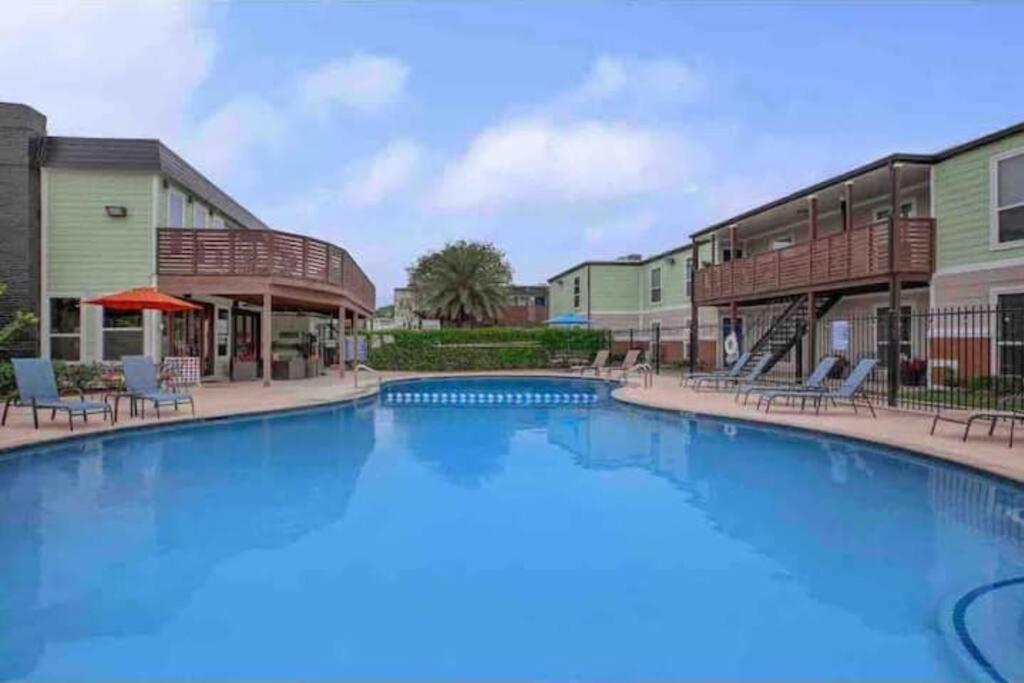 Beautiful/spacious 2 Bedroom Near Galleria Houston