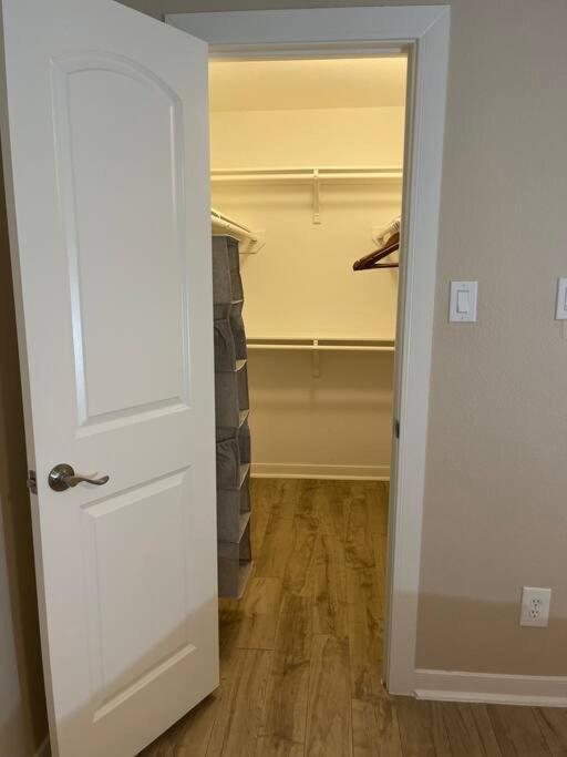 Beautiful/spacious 2 Bedroom Near Galleria Apartment *
