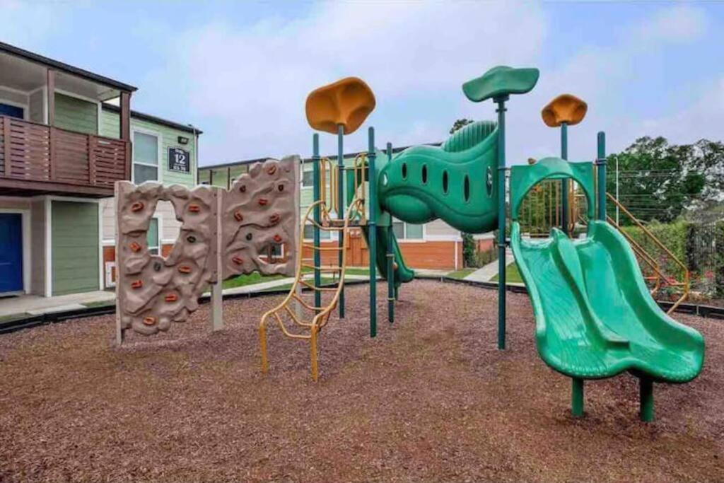 Beautiful/spacious 2 Bedroom Near Galleria * Houston