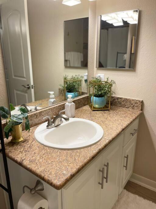 Beautiful/spacious 2 Bedroom Near Galleria Apartment