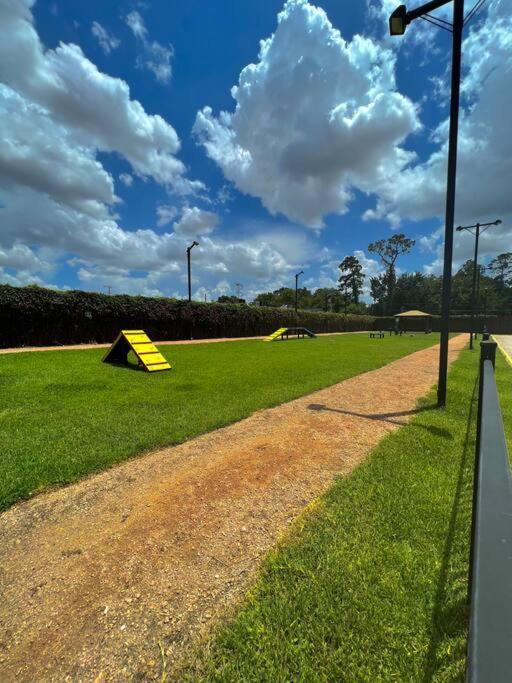 Beautiful/spacious 2 Bedroom Near Galleria