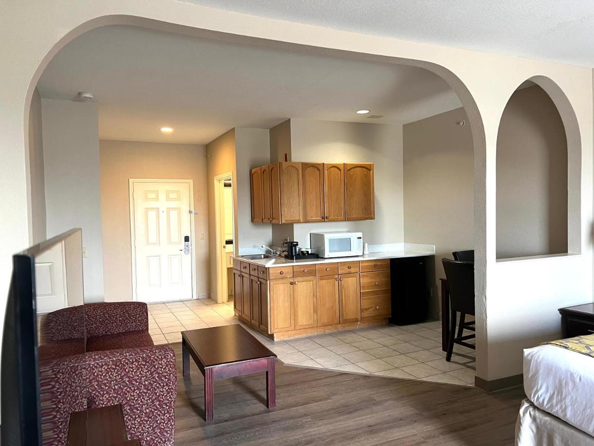 Baymont By Wyndham Brookhollow Hotel 2*