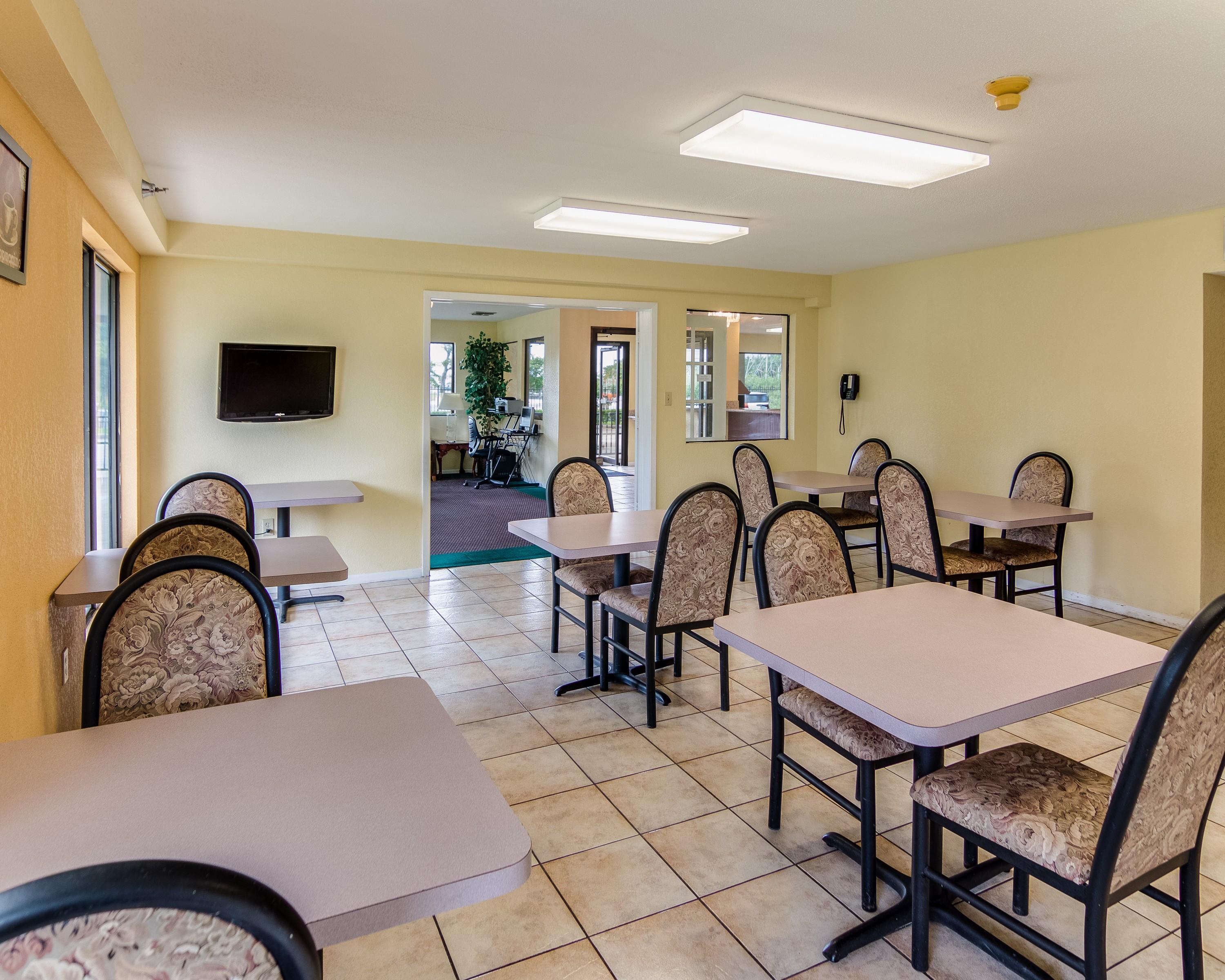 Hotel Rodeway & Hwy 290 Nw