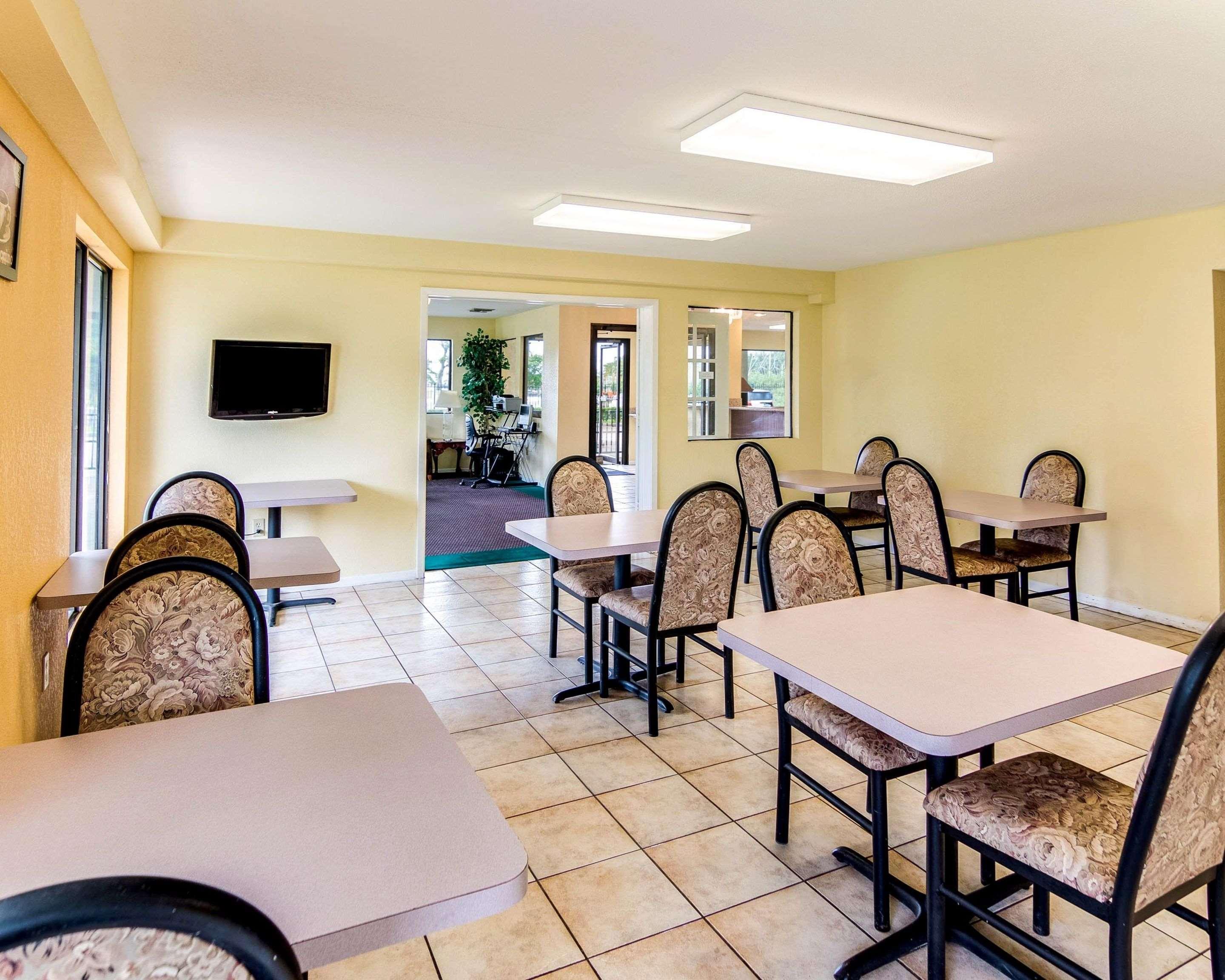 Rodeway & Hwy 290 Nw Hotel 2*