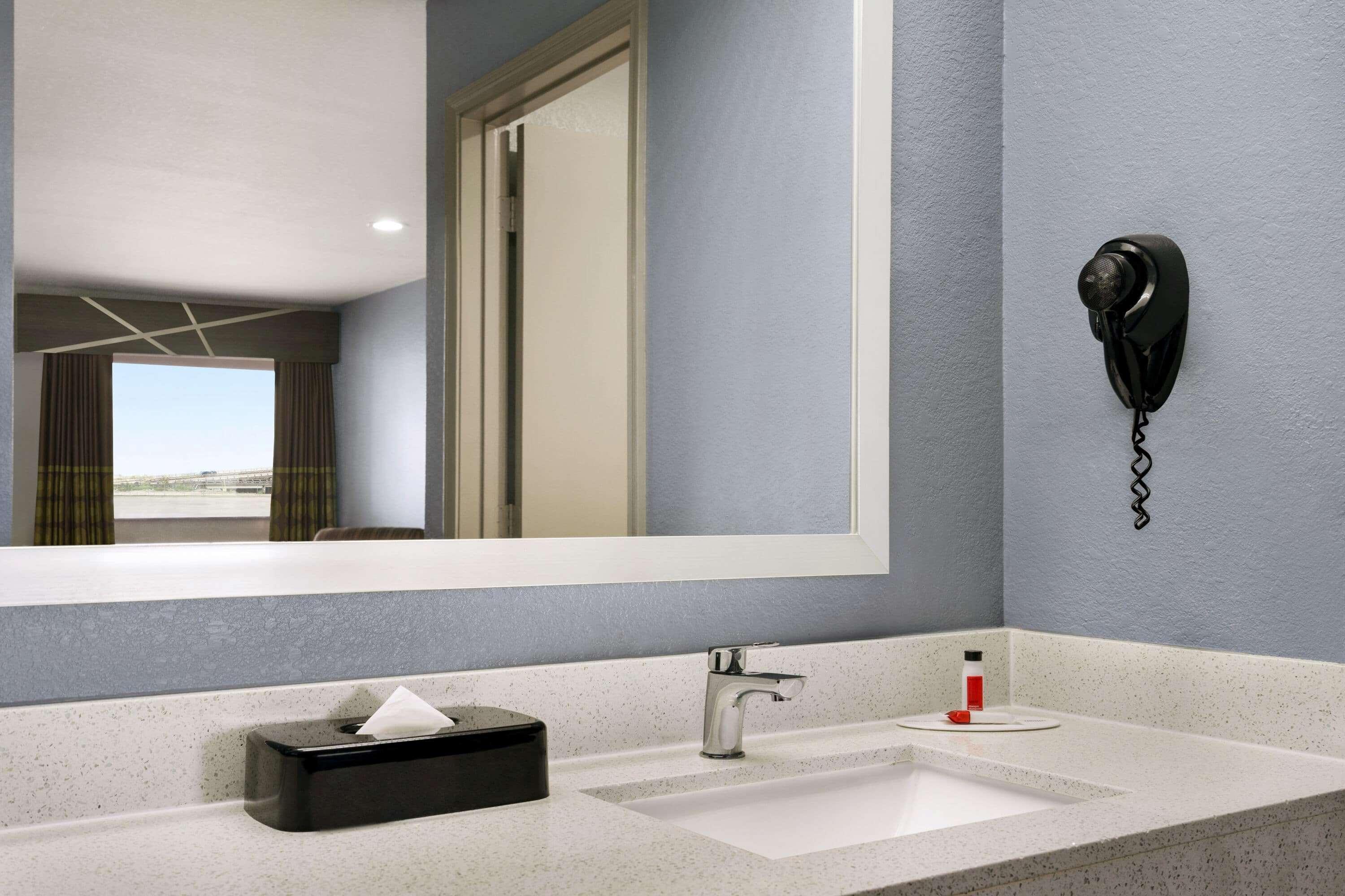 Super 8 By Wyndham Downtown I-610 Hotel 2*