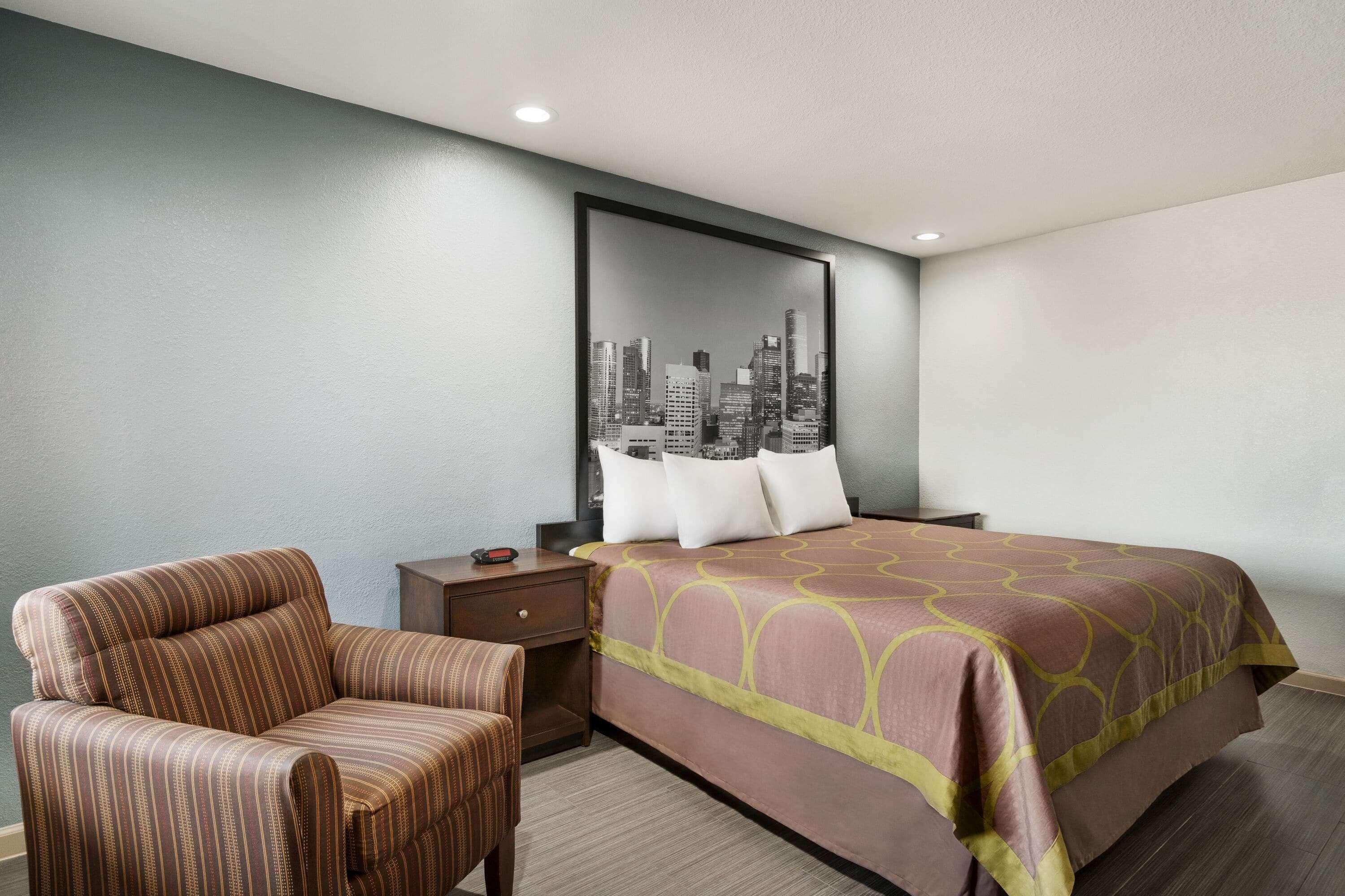 Hotel Super 8 By Wyndham Downtown I-610