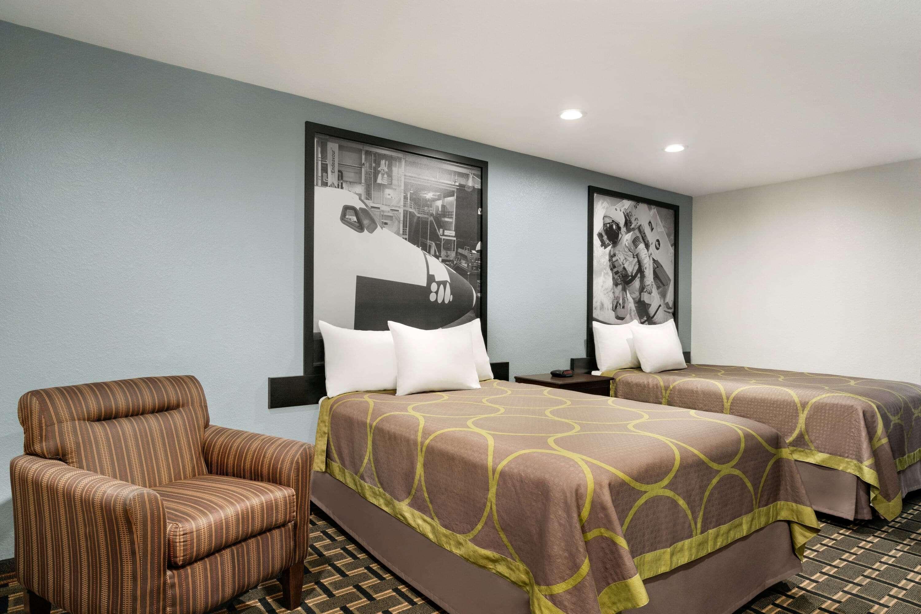Super 8 By Wyndham Downtown I-610 Hotel