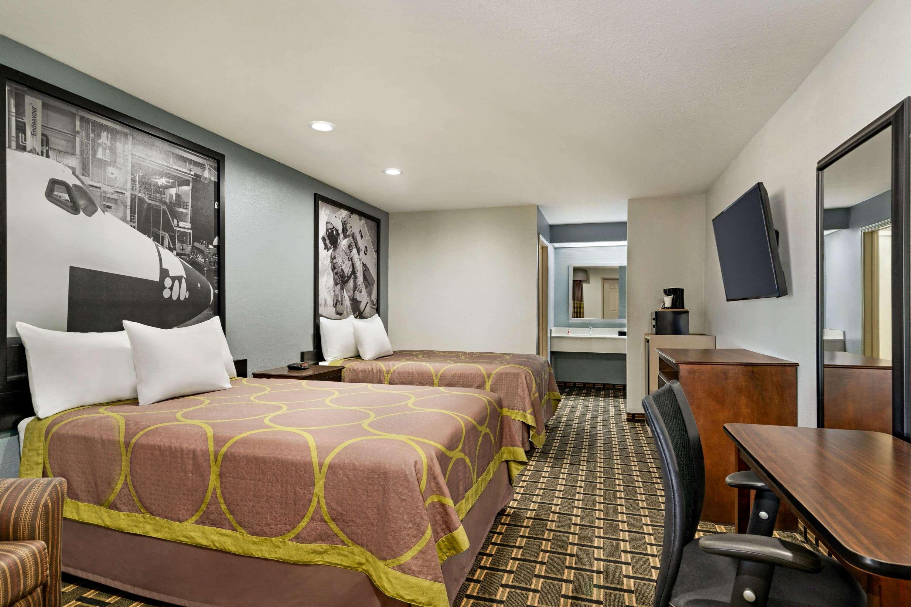 Super 8 By Wyndham Downtown I-610 Hotel