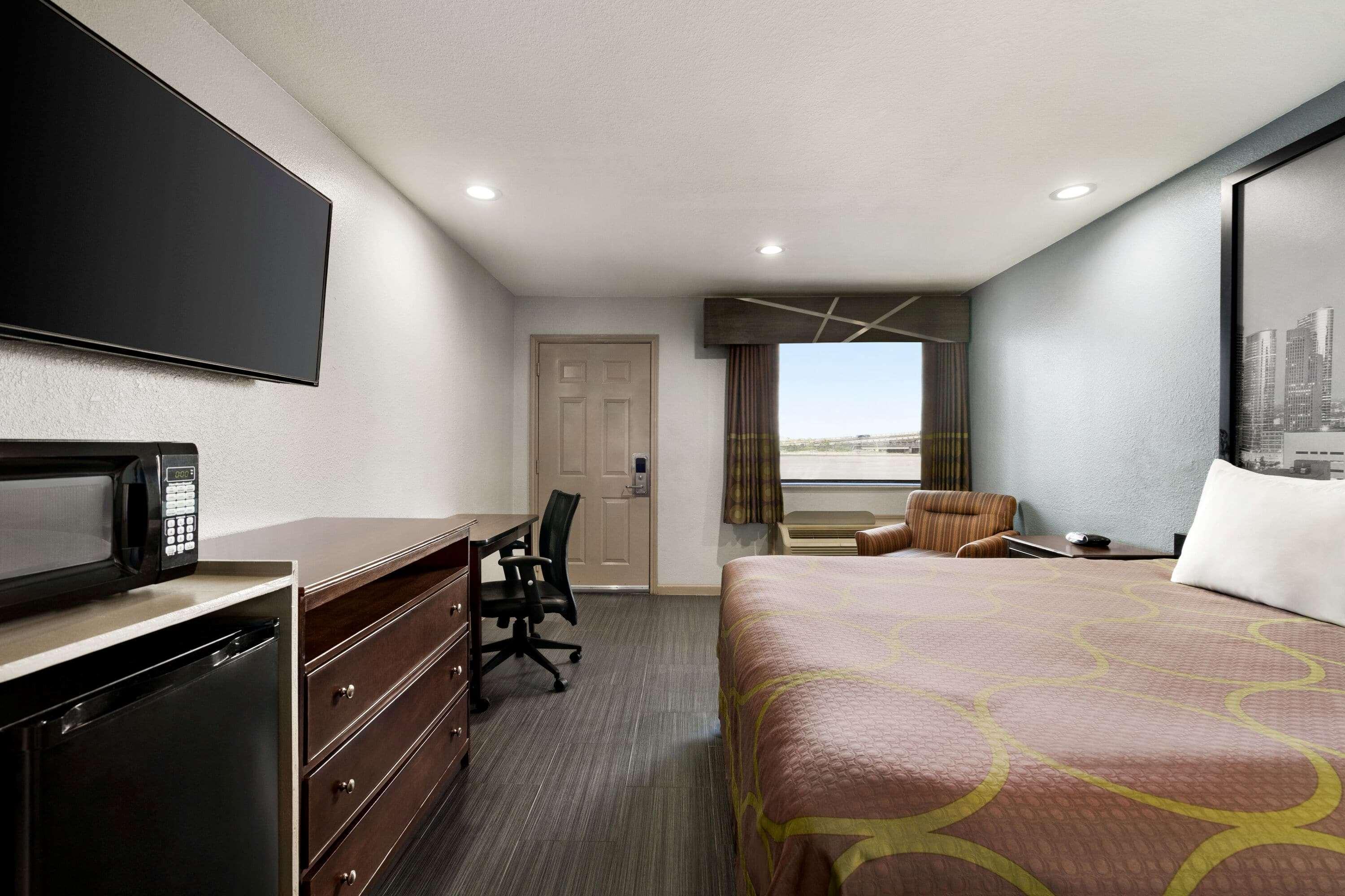 Super 8 By Wyndham Downtown I-610
