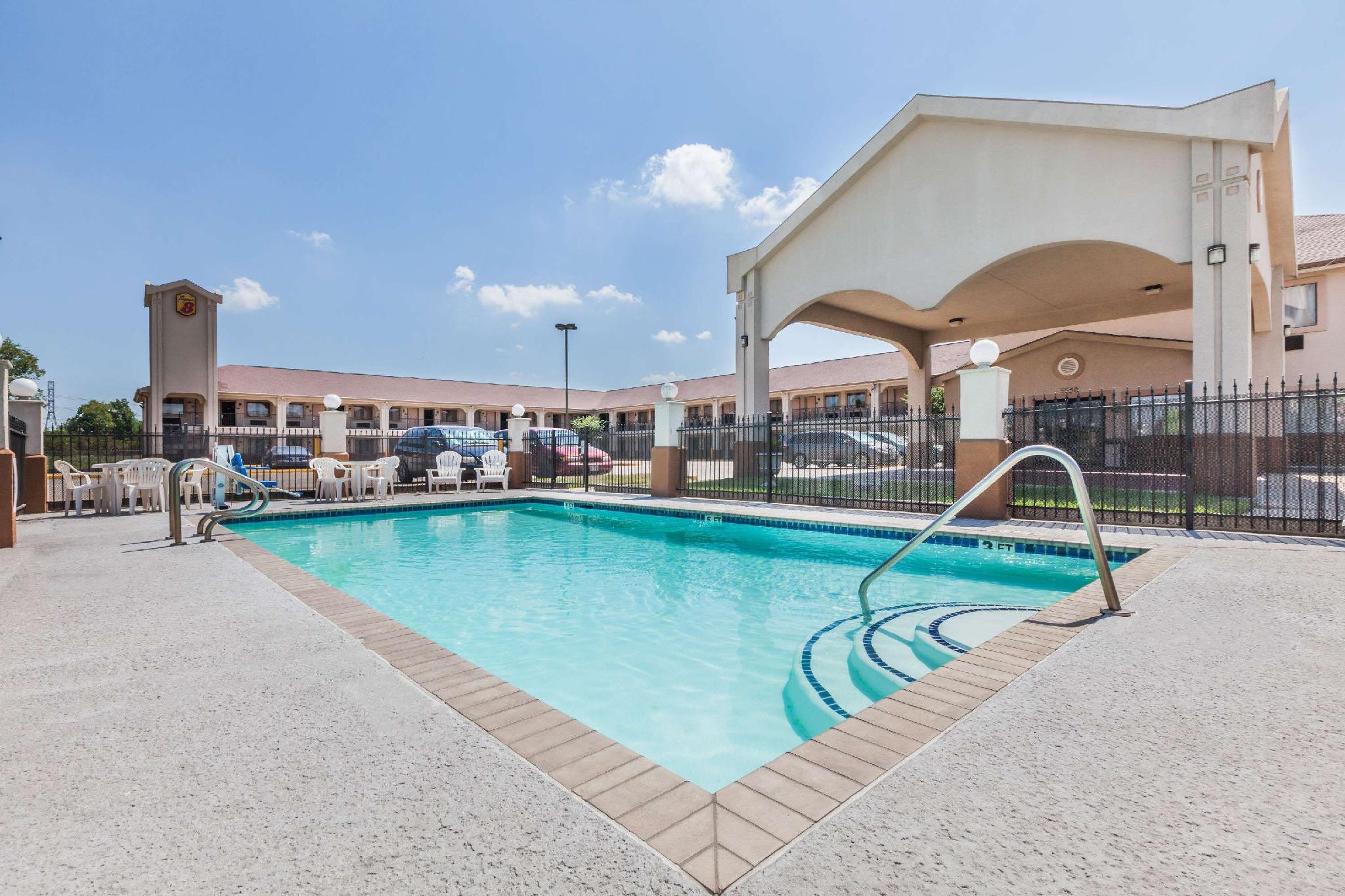 Super 8 By Wyndham Downtown I-610 Hotel