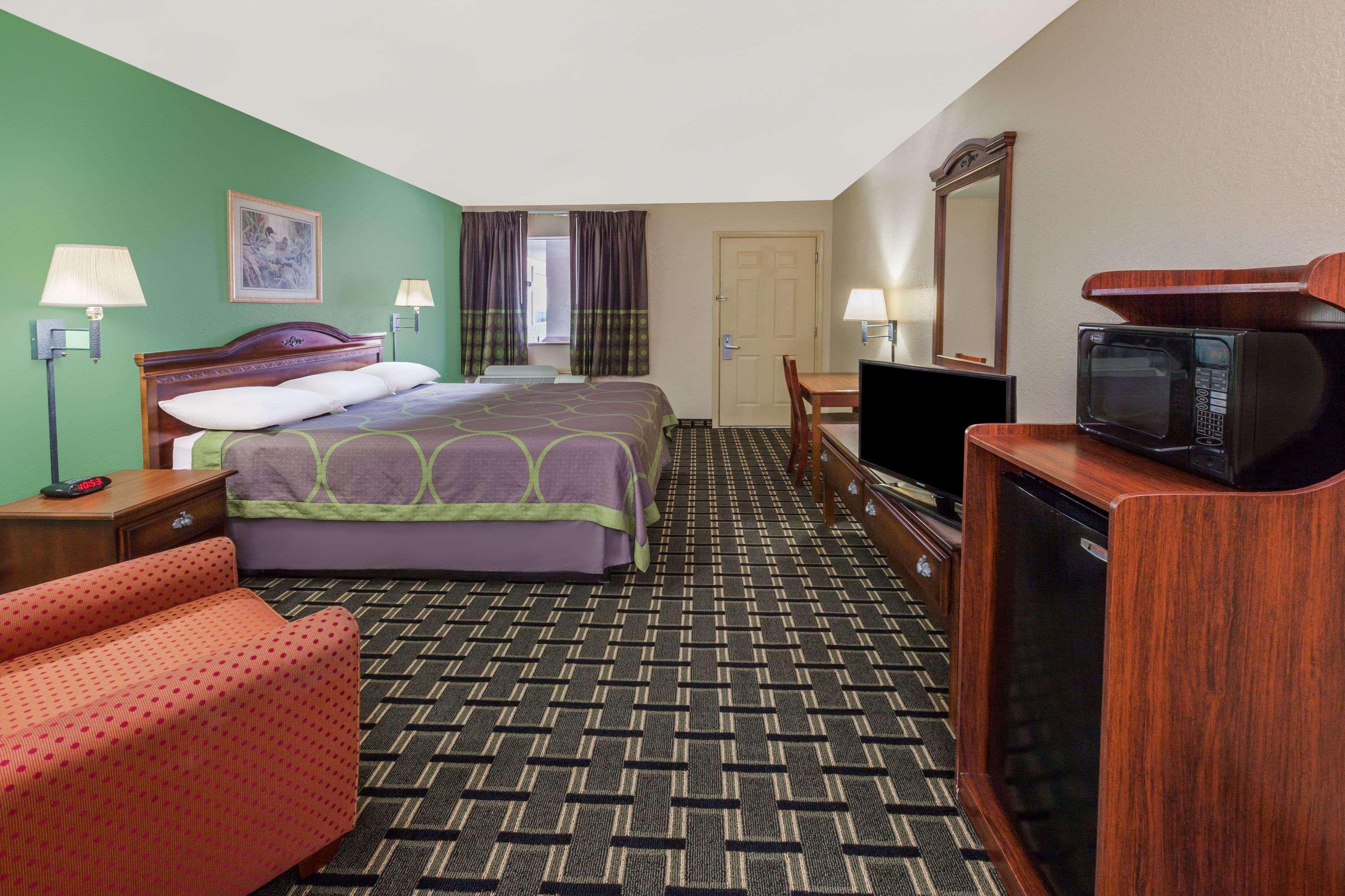 Super 8 By Wyndham Downtown I-610 Hotel 2*