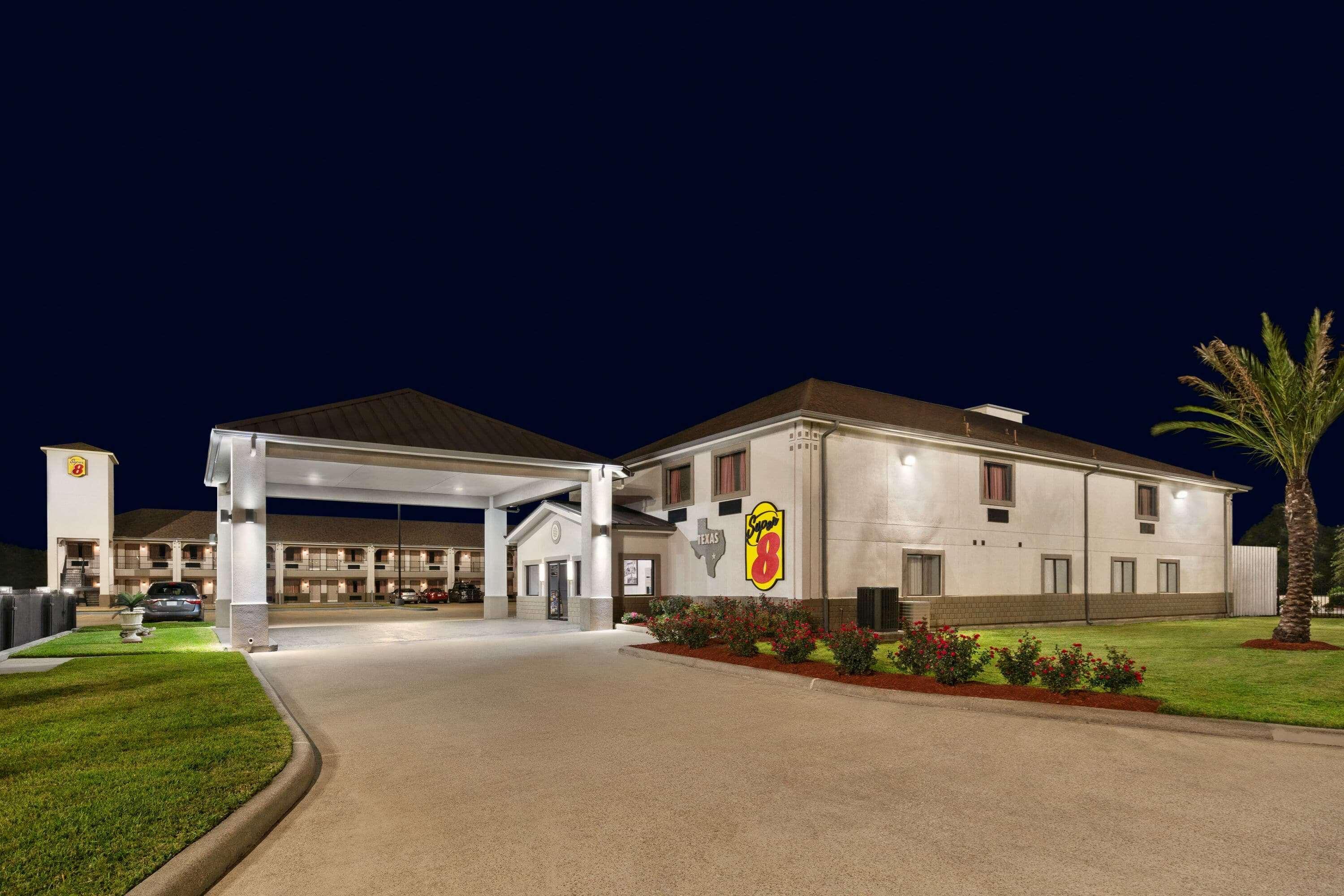 Super 8 By Wyndham Downtown I-610