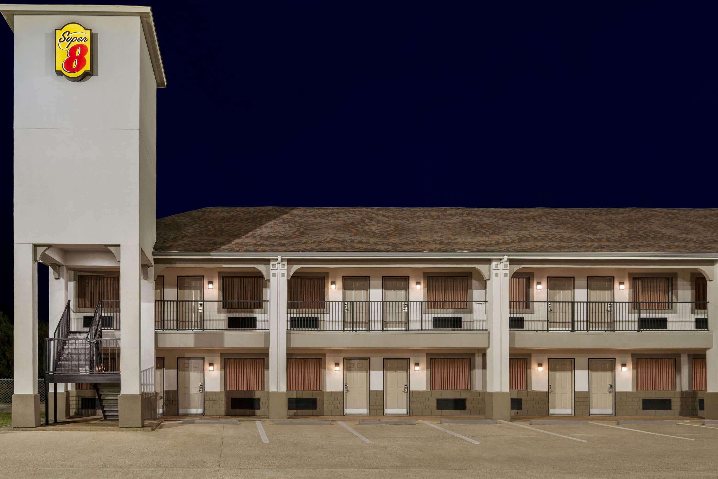 Super 8 By Wyndham Downtown I-610 Hotel 2*